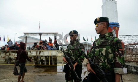 Personel TNI berjaga di wilayah perbatasan Indonesia dan Papua Nugini di Skouw, Distrik Muara Tami, Kota Jayapura, Papua, Kamis (17/9).  (Republika/Prayogi)