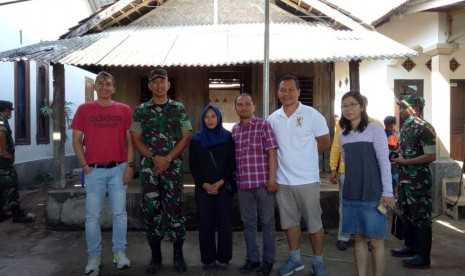 Personel TNI bersama masyarakat membongkar rumah Lalu Muhammad Zohri untuk direnovasi pada Sabtu (14/7).