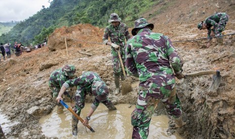 Personel TNI berusaha mencari korban yang belum ditemukan pasca tanah longsor di Desa Sirnaresmi, Cisolok, Kabupaten Sukabumi, Jawa Barat, Kamis (03/01/2019).