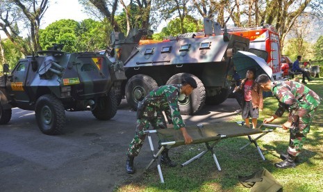 Personel TNI dan kendaraan tempur disiapkan untuk menjaga keamanan kunjungan mantan Presiden Amerika Serikat, Barack Obama ke candi Borobudur di kawasan Taman Wisata Candi Borobudur, Magelang, Jawa Tengah, Rabu (28/6). 