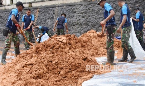 Personel TNI dan Polri melakukan rehabilitasi gedung di kompleks kampus Institut Agama Islam Negeri (IAIN) Ambon yang mengalami kerusakan karena curah hujan tinggi yang mengakibatkan bencana tanah longsor. Ahad (9/6/2019).