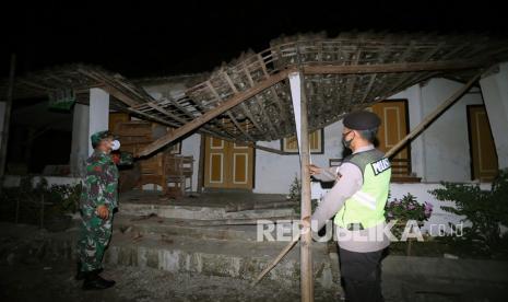 Personel TNI dan Polri mengecek kondisi rumah warga yang rusak pascagempa di Desa Ploso Kecamatan Selopuro, Blitar, Jawa Timur, Jumat (21/5/2021). BPBD setempat masih mendata sejumlah kerusakan bangunan akibat gempa magnitudo 6,2SR yang terjadi sekitar pukul 19.09 WIB dan berpusat di lepas pantai selatan Blitar tersebut. 