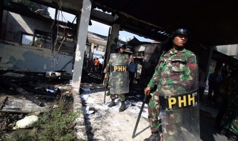  Personel TNI dengan perlengkapan penindak huru hara memperketat pengamanan di halaman Lapas Klas I Tanjung Gusta, Medan, Sumut, Jumat (12/7).    (Antara/Septianda Perdana)