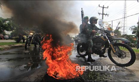 Personel TNI melakukan pengendalian massa unjuk rasa saat simulasi pengamanan Pilkada di Kodim 0616 Indramayu, Jawa Barat, Selasa (10/3/2020). 