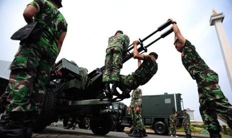  Personel TNI mempersiapkan peralatan tempur milik TNI AD di Lapangan Silang Monas, Jakarta, Selasa (1/10). ( Republika/Edwin Dwi Putranto)