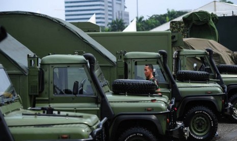  Personel TNI mempersiapkan peralatan tempur milik TNI AD di Lapangan Silang Monas, Jakarta, Selasa (1/10). ( Republika/Edwin Dwi Putranto)