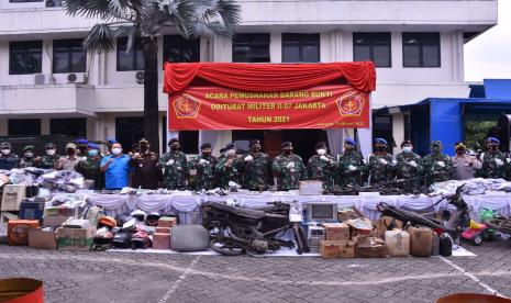 Personel TNI memusnahkan ribuan botol minuman keras (miras) ilegal hasil sitaan dari pedagang (ilustrasi).