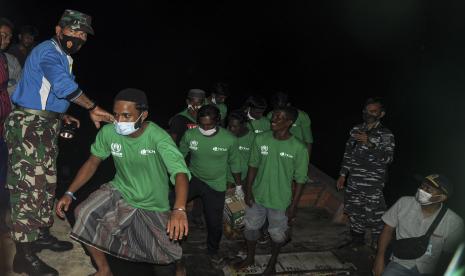 Personel TNI mengawal relokasi Imigran Rohingya asal Myanmar di Pulau Idaman, Desa Kuala, Kecamatan Simpang Ulim, Kabupaten Aceh Timur, Aceh, Rabu (9/6/2021). Sebanyak 81 imigran etnis Rohingya direlokasi ke Medan, Sumatra Utara. 