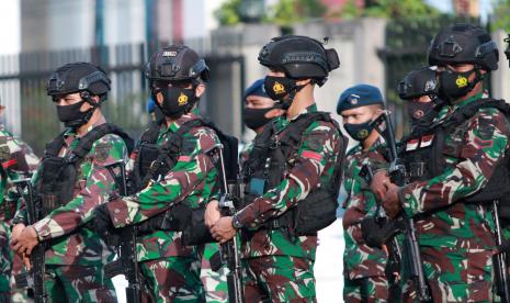 Personel TNI mengikuti apel kesiapan pengamanan Idul Fitri 1442 H di Timika, Papua, Rabu (12/5/2021). Sebanyak 500 personel TNI/Polri di Mimika dilibatkan dalam pengamanan yang diperketat di tengah ketegangan ancaman kelompok kriminal bersenjata yang telah ditetapkan oleh pemerintah sebagai organisasi teroris.