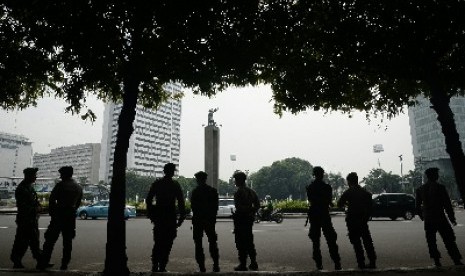 Personel TNI-Polri bersiaga untuk mengamankan kawasan Bundaran Hotel Indonesia, saat Aksi Bela Islam, Jumat (4/11), di Jakarta.