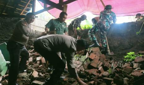 Personel TNI Polri dan instrumen terkait pada saat melakukan pemindahan material longsor di Tempat Kejadian Perkara (TKP) tanah longsor di Dusun Sumberpang, Desa Sumbersuko, Kecamatan Wagir, Kabupaten Malang, Jawa Timur. 