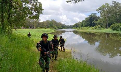 Personel TNI Satuan Tugas Pengamanan Perbatasan (Satgas Pamtas) RI-Papua Nugini patroli di daerah perbatasan Papua-Papua Nugini.