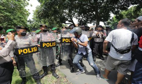 Personel TNI/Polri menghalau massa yang melakukan aksi unjuk rasa saat simulasi pengamanan unjuk rasa di Balongan, Indramayu, Jawa Barat, Selasa (25/10/2022). Kodim 0616/ Indramayu bersama Polres Indramayu menggelar simulasi pengamanan unjuk rasa yang terjadi di area Objek Vital Nasional. 