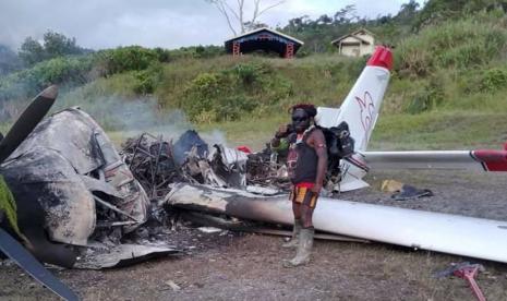 Personel TPNPB-OPM berpose di bangkai pesawat milik Mission Aviation Fellowship (MAF) dibakar di kampung Pagamba, Distrik Mbiandoga, Intan Jaya, Papua, Rabu (6/1). 