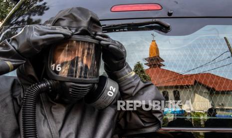 Personel Detasemen Gegana Brimob menyiapkan alat pelindung diri saat akan melaksanakan sterilisasi penyemprotan cairan disinfektan di sebuah gereja sekaligus untuk pengamanan ibadah Natal di tengah pandemi Covid -19.  (ilustrasi)