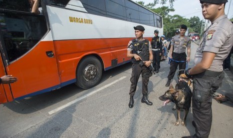 Anjing pelacak khusus narkoba menyisir kawasan Terminal Kampung Rambutan. ilustrasi