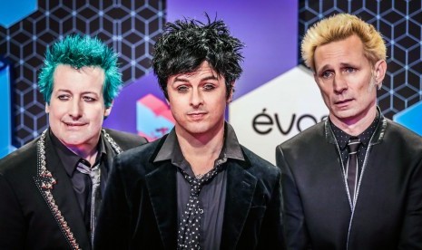 Personel band Green Day dari kiri ke kanan, Tre Cool, Billie Joe Armstrong, dan Mike Dirnt. Green Day membatalkan tur Asianya karena wabah virus corona.