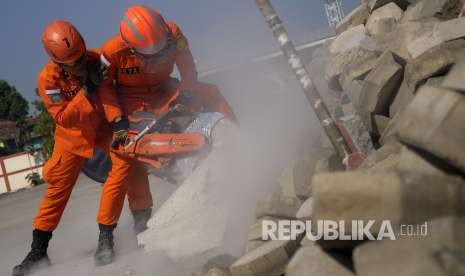 Personil Basarnas Bandung mendemonstrasikan penggunaan peralatan pencarian dan pertolongan (search and rescue/SAR) kepada wartawan saat Gelar Pasukan dan Peralatan untuk kesiapan BKO ke Palu di Kantor SAR Bandung, Kabupaten Sumedang, Selasa (2/10). 