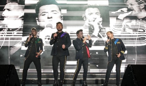 Personil boy band legendaris asal Irlandia, West Life Shane Filan (kedua kanan), Kian Egan (kanan), Nicky Byrne (kiri) dan Mark Feehily (kedua kiri) menunjukan aksinya saat acara Borobudur Symphony 2019 di Kompleks Candi Borobudur, Magelang, Jateng, Sabtu (31/8).