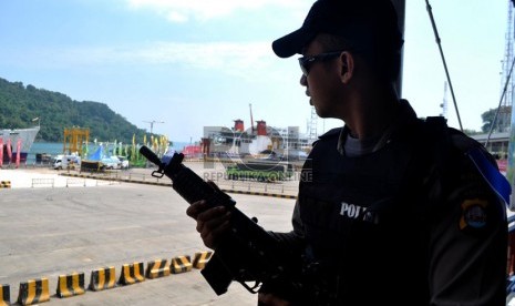  Personel Brimob Banten melakukan penjagaan di gang way Pelabuhan Merak, Banten, Jumat (2/8).    (Republika/Rakhmawaty La'lang)