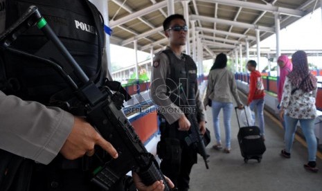  Personil Brimob Banten melakukan penjagaan di gang way Pelabuhan Merak, Banten, Jumat (2/8).    (Republika/Rakhmawaty La'lang)