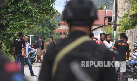 Personil Brimob berjaga di sekitar Asrama Mahasiswa Nayak Abepura di Kota Jayapura, Papua, Ahad (1/9/2019).