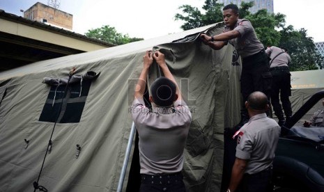  Personil Brimob memasang tenda di halaman Gedung Bawaslu, Jakarta, Selasa (8/7). (Republika/Agung Supriyanto)