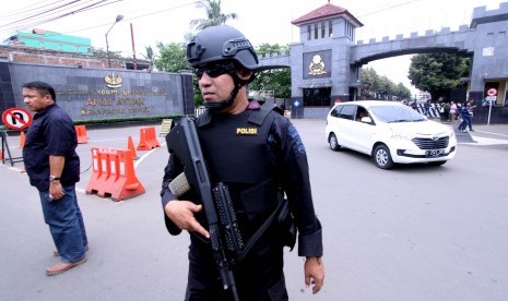 Personel Brimob mengamankan pintu masuk dan akses jalan di Mako Brimob, Kelapa Dua, Depok, Jawa Barat