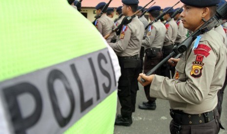 Personil Brimob Polda Aceh mengikuti persiapan pergelaran pasukan operasi lilin rencong pengamanan Natal dan Tahun Baru di Lhokseumawe, Provinsi Aceh, Rabu (23/12).