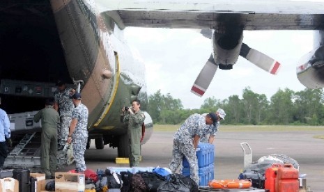 Personil dari Angkatan Udara Singapura membawa peralatan tiba di Lanud Iskandar, Pangkalan Bun, Kalimantan Tengah, Kamis (1/1). Personel dari Angkatan Udara Singapura turut ambil bagian dalam pencarian pesawat AirAsia QZ8501 yang hilang sejak Minggu 28 Des