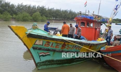 Personil Ditpolairud Polda Aceh melakukan pemeriksaan kapal ikan nelayan asing berbendera India dengan nama Blessing dan nomor register IND-AN-SAMM-2110 saat diamankan di dermaga pelabuhan Lampulo, Banda Aceh, Aceh, Selasa (8/3/2022). Ditpolairud Polda Aceh bersama petugas pangkalan Pengawasan Sumberdaya Kelautan dan Perikanan (PSDKP) di daerah itu menangkap kapal ikan berbendera India beserta delapan ABK , diduga melakukan pencurian ikan di perairan Pantai Barat Provinsi Aceh. 