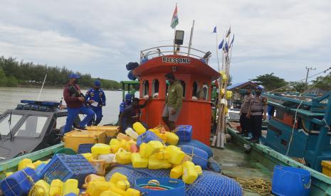 Personil Ditpolairud Polda Aceh melakukan pemeriksaan kapal ikan nelayan asing berbendera India dengan nama Blessing dan nomor register IND-AN-SAMM-2110 saat diamankan di dermaga pelabuhan Lampulo, Banda Aceh, Aceh.