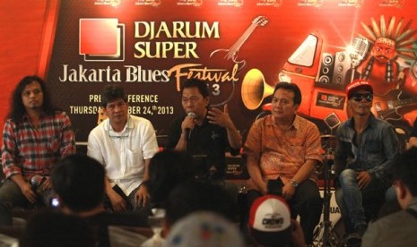 Personil Kelompok musik Gugun Blues Shelter, Gugun, Pembina INA Blues Edwin Hoedioro, Ketua INA Blues Oding Nasution, Ketua Fortuga ITB Kelana Budi Mulya dan Kaka Slank saat menghadiri konferensi pers jelang perhelatan Djarum Super Jakarta Internasional Bl