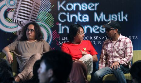 Personil kelompok musik Kla Project Lilo (kiri), Adi (tengah) dan penyanyi Glenn Fredly (kanan) saat hadir dalam konferensi pers jelang tampil dalam konser tiga dekade 