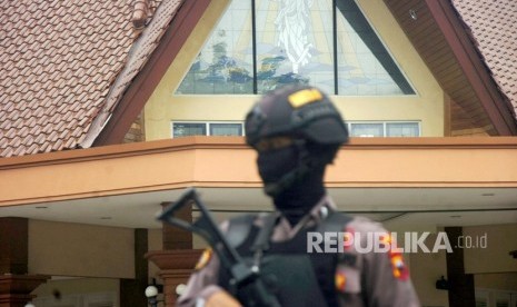 Personil kepolisian menggunakan senjata laras panjang (ilustrasi).