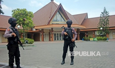 Personel kepolisian menggunakan senjata laras panjang melakukan pengamanan di gereja  (ilustrasi) 