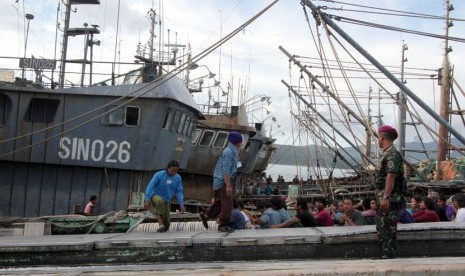  Personil Marinir menjaga ABK kapal ikan asing di Markas Komando (Mako) Lantamal IX Ambon, Maluku, Ahad (14/12). (Antara/Izaac Mulyawan)