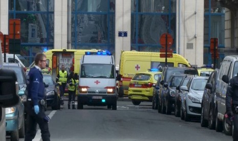  Personil paramedis sibuk  di tempat ledakan di luar sebuah stasiun metro di Brussels, Belgia , Selasa (22/3).