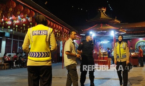 Personil Polisi Wanita dan Brimob berjaga saat perayaan Tahun Baru Imlek di Vihara Dharma Bakti, Petak Sembilan, Jakarta, Sabtu (28/1) dinihari. Polda Metro Jaya telah menyiapkan 4.550 personel untuk pengamanan Tahun Baru Imlek yang jatuh pada hari ini, Ahad (22/1/2023). 