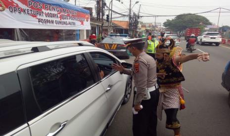 Pasien Covid-19 Sembuh di Kabupaten Bogor 15 Orang. Personil Polres Bogor mengenakan kostum Gatot Kaca, hingga Pitung saat melakukan pemeriksaan di check point Simpang Nagrak, Kecamatan Gunung Putri, Kabupaten Bogor. 