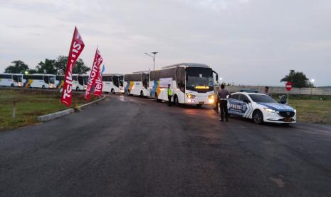 Personil Polres Indramayu dikerahkan untuk memastikan keamanan dan kelancaran keberangkatan para calhaj dari Asrama Haji Indramayu menuju Bandara Kertajati Majalengka, Ahad (12/5/2024).