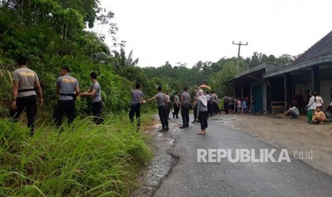 Personil Sabhara Polda Banten mengangkut genting untuk memperbaiki rumah warga terdampak gempa di desa Cimandiri, Kabupaten Lebak-Banten.