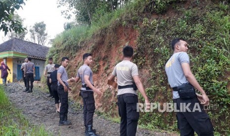 Personil Sabhara Polda Banten mengangkut genting untuk memperbaiki rumah warga terdampak gempa di desa Cimandiri, Kabupaten Lebak-Banten.