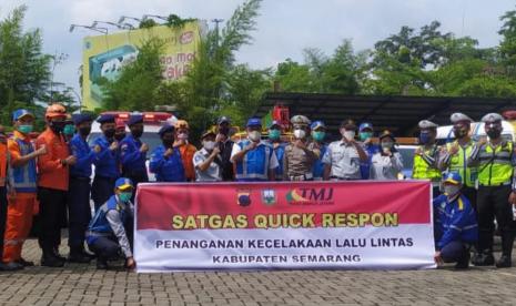 Personil Satgas Quick respon berfoto bersama usai mengikuti apel di halaman kantor PT Trans marga Jateng (TMJ), Bawen, Kabupaten Semarang, Selasa (21/12). menghadapi lonjakan mobilitas antar daerah pada masa Libur Natal dan Tahun Baru (Nataru), Polres Semarang menyiagakan satgas ini guna mencegah dan menekan fatalitas kecelakaan di jalan raya.