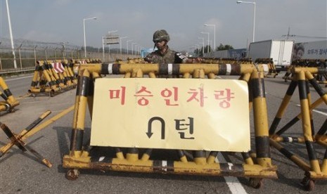  Personil tentara Korea Selatan berpatroli di jermbatan penghubung Korea Selatan dan Korea Utara di desa perbatasan Panmunjom, Peju, Korsel, Sabtu (22/8). (AP/Ahn Young-joon)