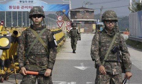  Personil tentara Korea Selatan berpatroli di jermbatan penghubung Korea Selatan dan Korea Utara di desa perbatasan Panmunjom, Peju, Korsel, Sabtu (22/8). (AP/Ahn Young-joon)