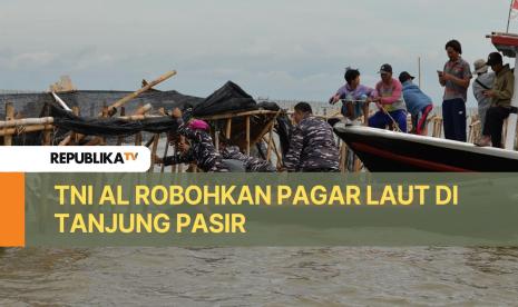 Personil TNI AL bersama warga membongkar pagar laut di perairan Tanjung Pasir, Kabupaten Tangerang, Banten, Sabtu (18/1/2025). TNI Angkatan Laut bersama dengan nelayan membongkar pagar laut misterius sepanjang 30,16 km di Kabupaten Tangerang, secara manual. Pembongkaran pagar laut dipimpin langsung oleh Komandan Pangkalan Utama AL (Danlantamal) III Jakarta Brigadir Jenderal (Mar) Harry Indarto. 