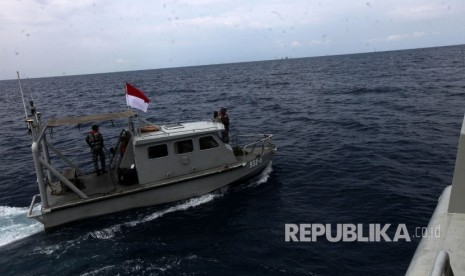 Personil TNI AL mengerahkan an kapal jenis SV untuk melakukan pencarian titik pesawat Lion Air JT 610 jatuh di KRI Rigel, Perairan Karawang, Jawa Barat, Selasa (30/10). Tim personil TNI Angkatan Laut masih melakukan proses pencarian titik pesawat Lion JT 610 yang jatuh pada Senin (29/10) pagi.