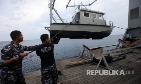 Personil TNI AL menurunkan kapal jenis SV untuk melakukan pencarian titik pesawat Lion Air JT 610 jatuh di KRI Rigel, Perairan Karawang, Jawa Barat, Selasa (30/10). Tim personil TNI Angkatan Laut masih melakukan proses pencarian titik pesawat Lion JT 610 yang jatuh pada Senin (29/10) pagi.