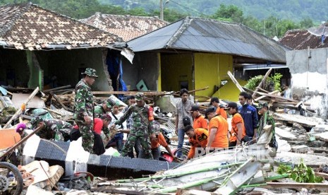 Personil TNI, Basarnas dan Relawan melakukan pencarian korban di reruntuhan bangunan akibat bencana Tsunami di Desa Way Muli, Kecamatan Rajabasa, Lampung Selatan, Lampung, Ahad (23/12/2018). 